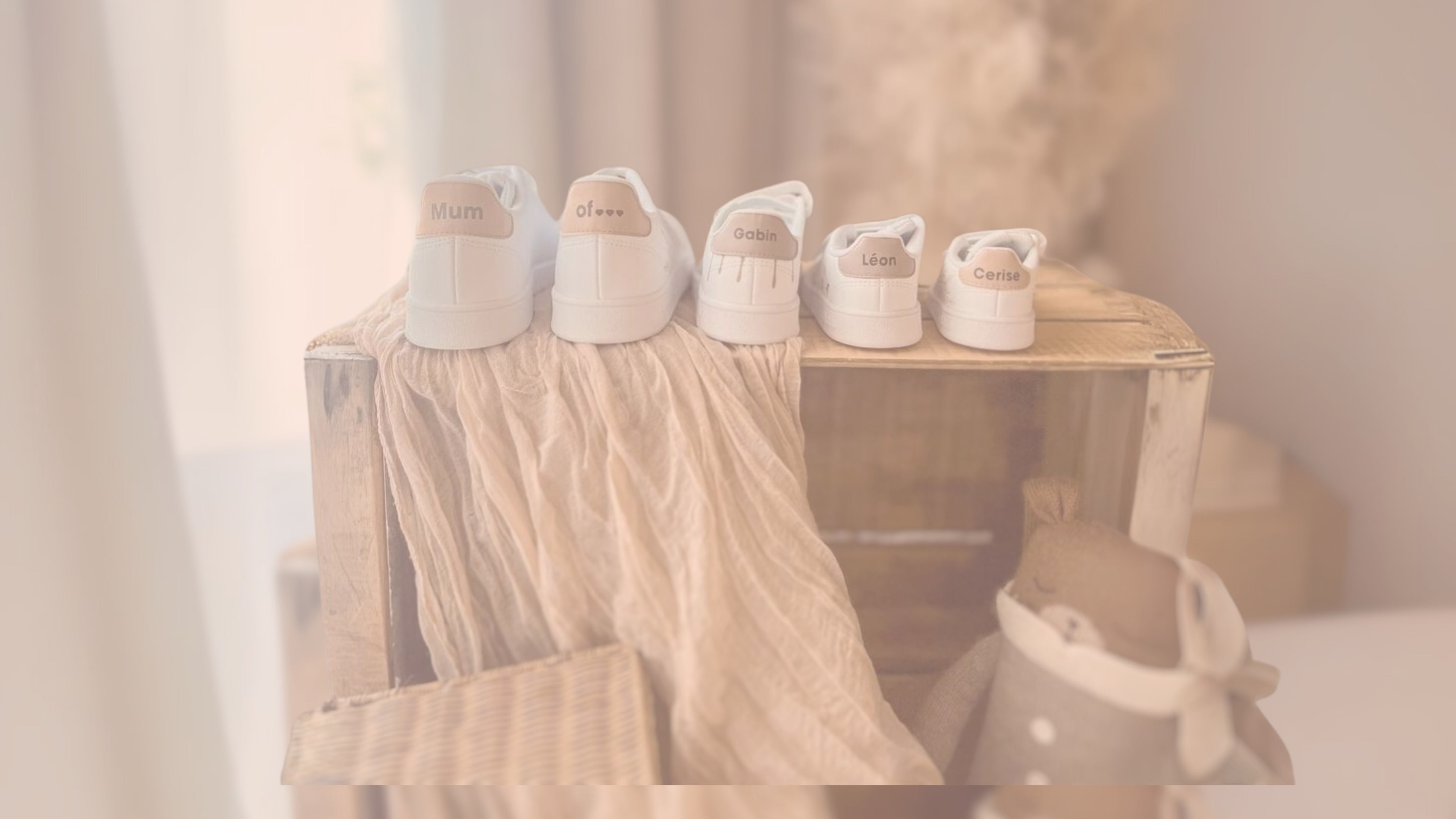 Dos des baskets personnalisées au prénom de l'enfant