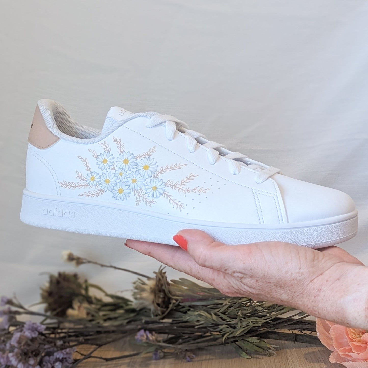 Baskets pour adolescent à lacets aux motifs de marguerites.