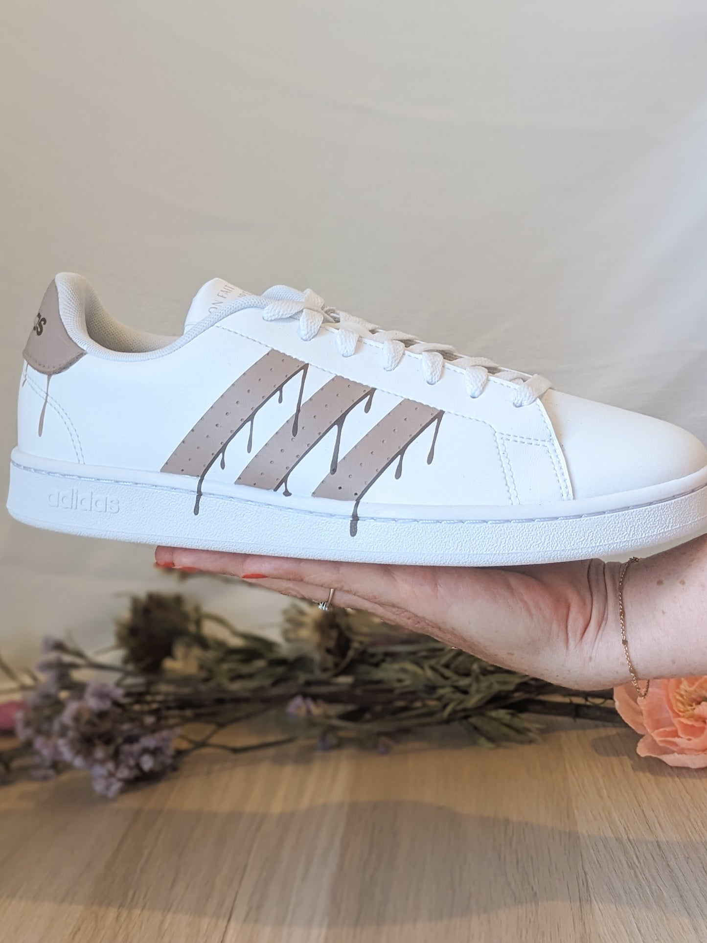 Baskets a lacets pour enfant et ado, aux motifs graffitis peints à la main