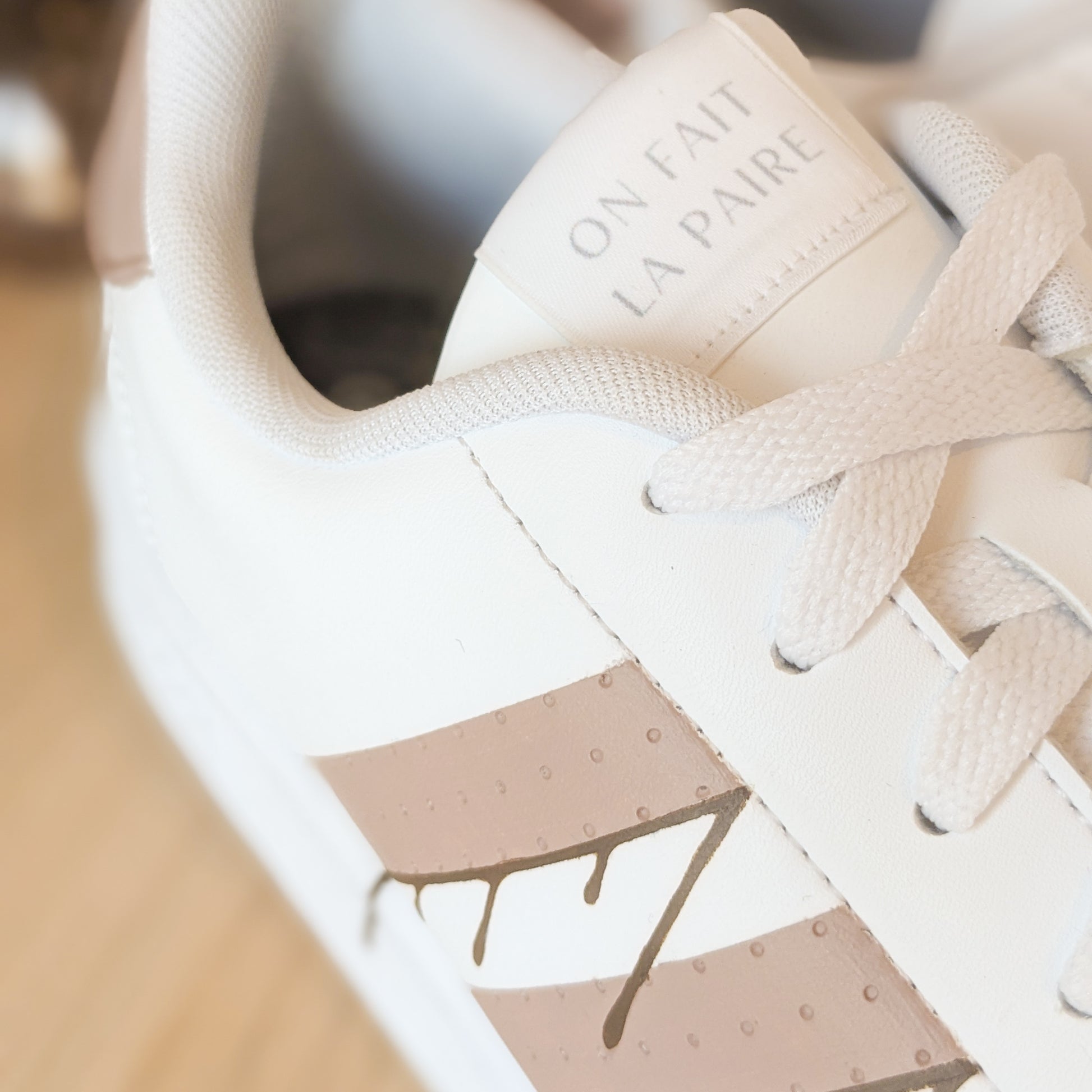 Détails de baskets en cuir Graffitis pour adultes avec motifs peints à la main.