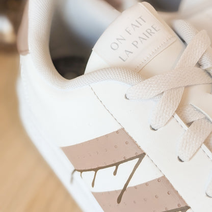 Détails de baskets en cuir Graffitis pour adultes avec motifs peints à la main.