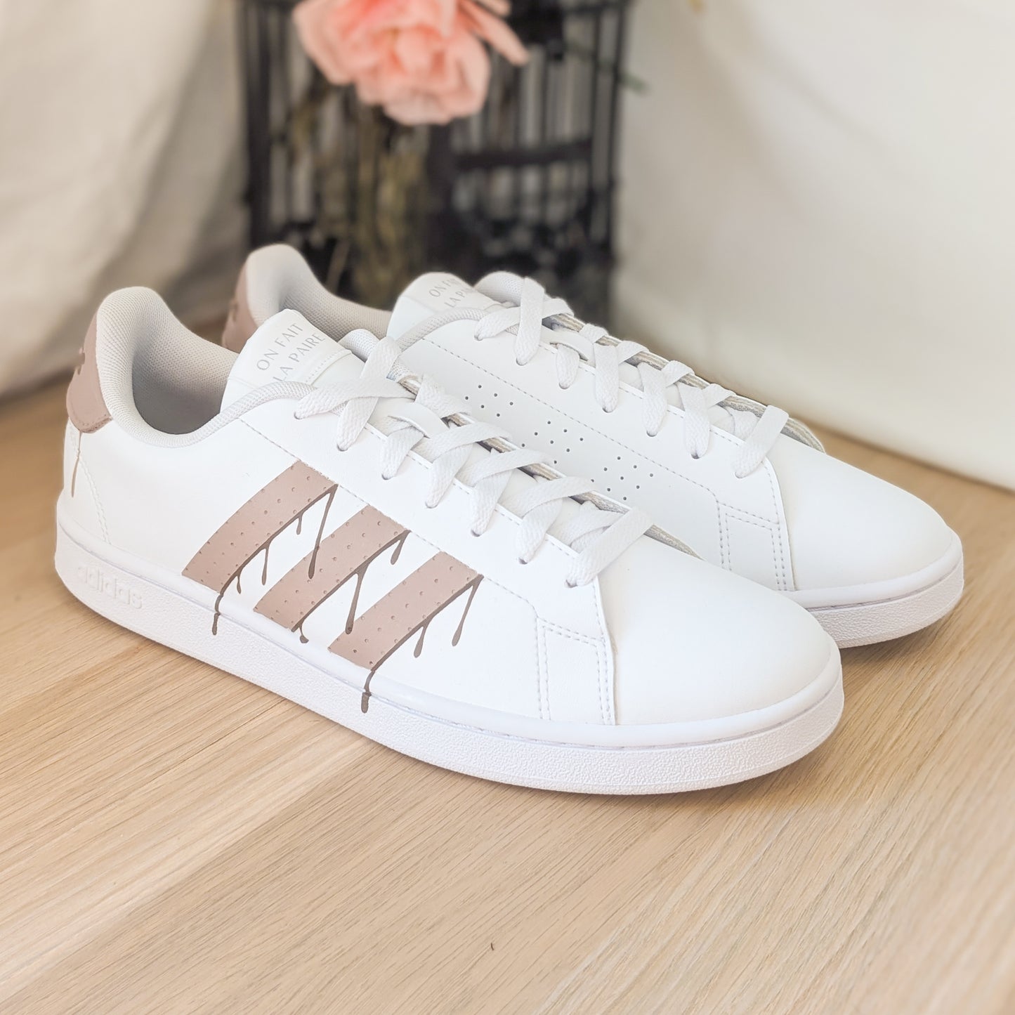Baskets Adidas en cuir Graffitis pour adultes avec motifs customisées à la main.