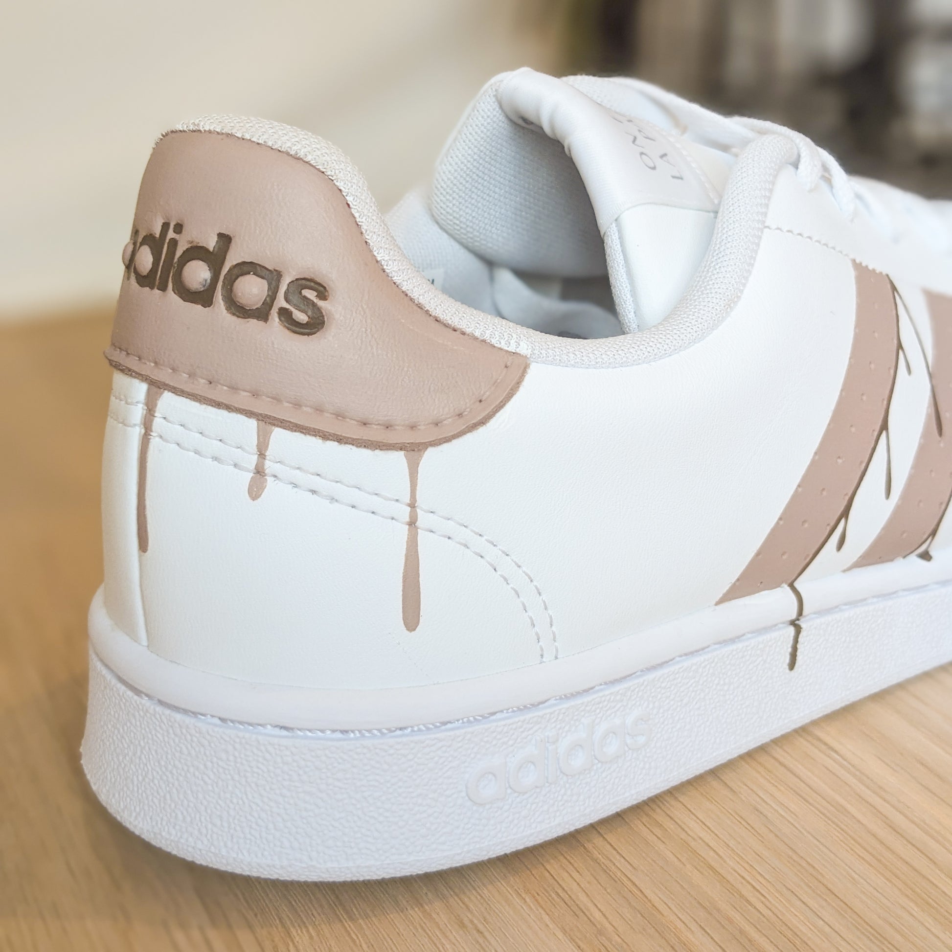 Baskets en cuir Graffitis pour adultes personnalisées, motif de coulure peint à la main.