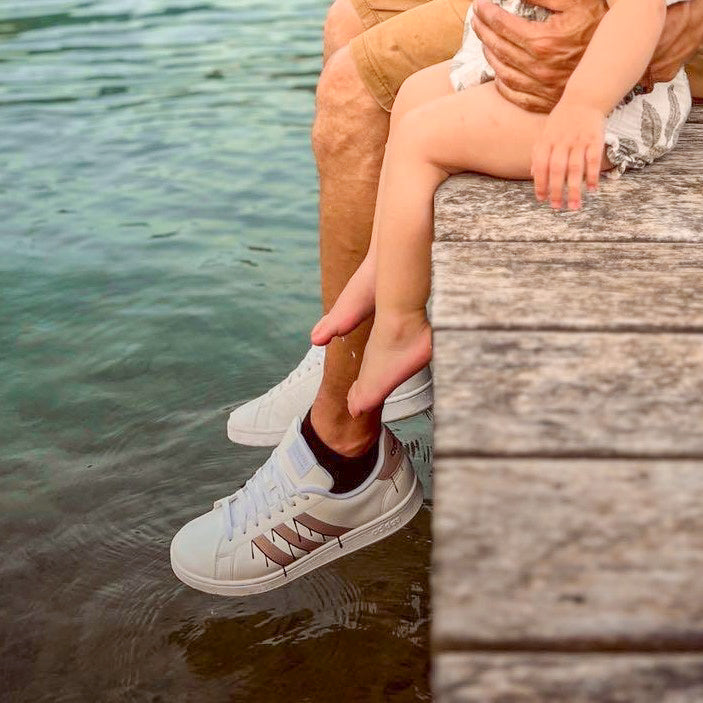 Baskets en cuir Graffitis pour adultes avec motifs peints à la main portées par un papa