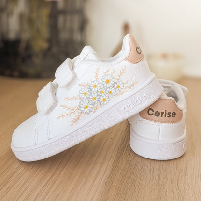Baskets pour bébé fille peintes de petites fleurs blanches