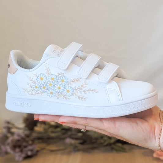 Baskets Adidas pour enfant peintes à la main de paquerettes