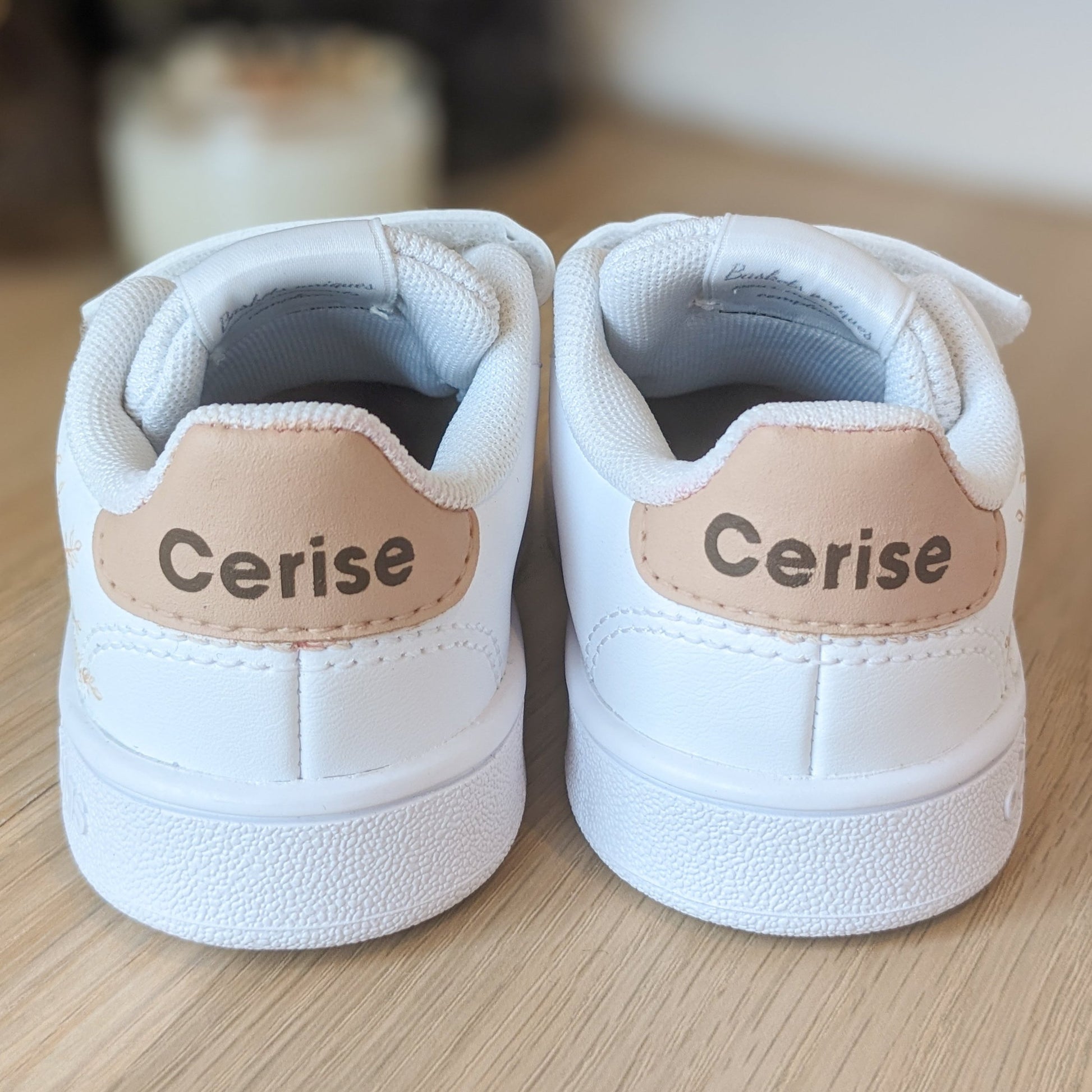 Baskets Enfant peinte à la Main - Pâquerettes - On fait la paire _ dos personnalisé au prénom de l'enfant